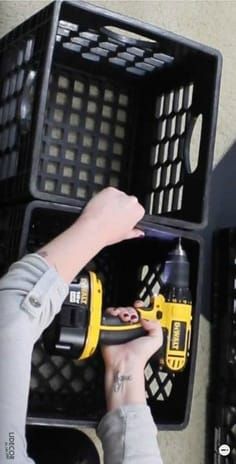 Clever DIY Shoe Storage Milk Crates!  A creative way to store and organize the shoes in your home. #storage #diy #storagesolutions #storageideas #repurposed #organizing #homemaking Milk Crates Diy, Milk Crate Furniture, Milk Crate Storage, Butik Design, Diy Shoe Storage, Closet Shoe, Diy Shoe Rack, Diy Rangement, Crate Diy