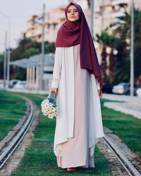 Pinterest: @adarkurdish Street Style Vintage, New Hijab, Long Cardi, Hijab Designs, Hijab Style Tutorial, Modest Fashion Hijab, Muslimah Dress, Muslim Women Fashion, Muslim Fashion Hijab