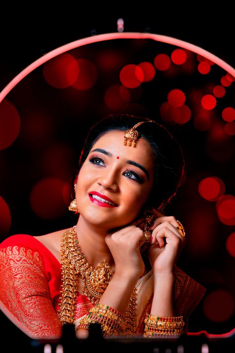 Bride Mekup Photoshoot, Bride Ring Light Photography, Ring Light Photography Bride, Ring Light Bridal Photography, Bride Makeup Pose, Bride Makeup Shoot Poses, Mecup Shoot Bride, Bride Mekup Pose, Makeup Shots Wedding