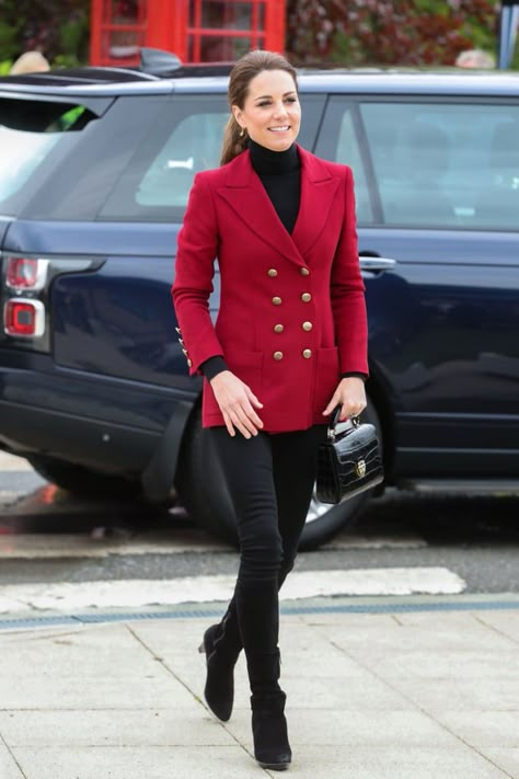 While Prince Harry and Meghan Markle were busy introducing the world to Baby Sussex in Windsor, the Duke and Duchess of Cambridge were 250 miles away in Wales, paying a visit to the Caernarfon Coastguard Search and Rescue Helicopter Base. For the occasion, Kate slipped into a smart-casual look that's become something of a trademark of hers. Related: Kate's Red Coat Might Be 5 Years Old, but We're Definitely Happy to See It Again It's not the first time we've seen Kate step out in this Kate Middleton Stil, Kate Middleton Latest, Kate Middleton Style Outfits, Düşes Kate, Looks Kate Middleton, Estilo Kate Middleton, Kate Middleton Outfits, Mode Tips, Kate Middleton Photos