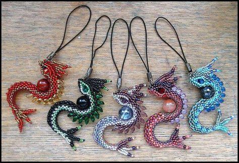 tutorial on how to make these dragons: http://rrkra.deviantart.com/art/S-Dragon-Tutorial-263218162 Dragon Tutorial, Beaded Crafts, Beaded Animals, Beading Projects, Micro Macrame, Macrame Patterns, Beading Tutorials, Beads And Wire, Seed Bead Jewelry