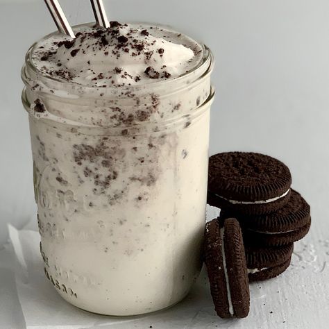 You'll enjoy every last drop of this thick & creamy homemade oreo milkshake. This recipe is reminiscent of a restaurant milkshake, only gluten & dairy free. #glutenfree #dairyfree #allergenfree #milkshake #dessert #oreo Non Dairy Milkshake, Restaurant Milkshake, Oreo Drink, Brownie Milkshake, Milkshake Oreo, Dairy Free Whipped Topping, Dairy Free Milkshake, Healthy Milkshake, Milkshake Maker