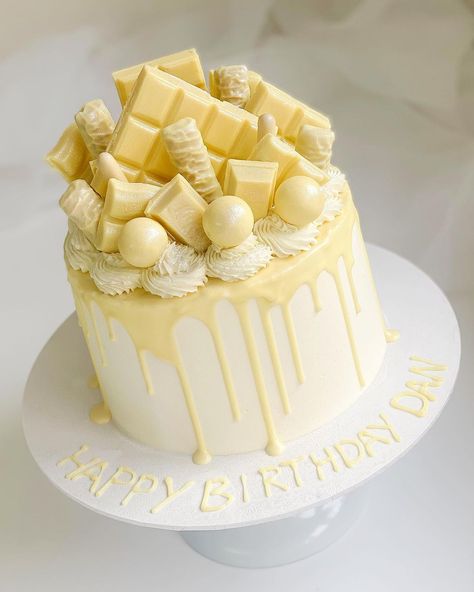 Birthday Cake White Chocolate, White Chocolate Birthday Cake Ideas, White Chocolate Cake Design, Lemon And White Chocolate Cake, White Chocolate Cake Decoration Ideas, 24 Cake Ideas, Cakes Decorated With Candy, Two Layer Cake Designs, White Chocolate Cake Decoration