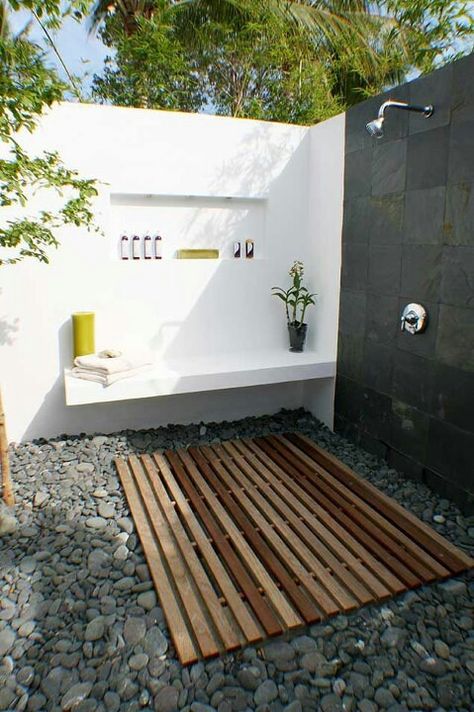 Outdoor shower Outdoor Bathroom Design, Bilik Mandi, Outdoor Bath, Casa Exterior, Outdoor Bathrooms, Sitges, Hus Inspiration, Outdoor Shower, Outdoor Rooms