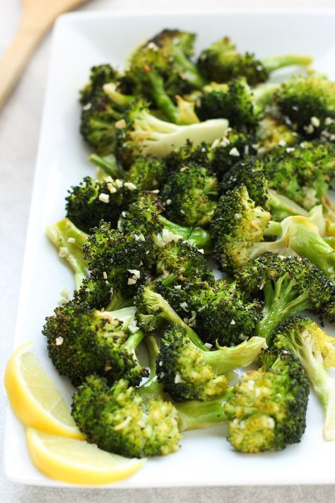 Roasted Lemon Garlic Broccoli - A super flavorful veggie side, so easy and healthy too! Broccoli is coated with lemon juice, garlic and butter, then baked in the oven. An easy vegetable side to any meal! Vegetarian and gluten free #broccoli #side #veggie #vegetable #greens #baked #sidedish #side #dinner #easy #healthy #quick #vegetarian #glutenfree #recipe #joyousapron Low Carb Veggie, Garlic Broccoli, Easy Vegetable, Thanksgiving Side, Vegetable Side, Roasted Broccoli, Veggie Side Dishes, Broccoli Recipes, Healthy Sides