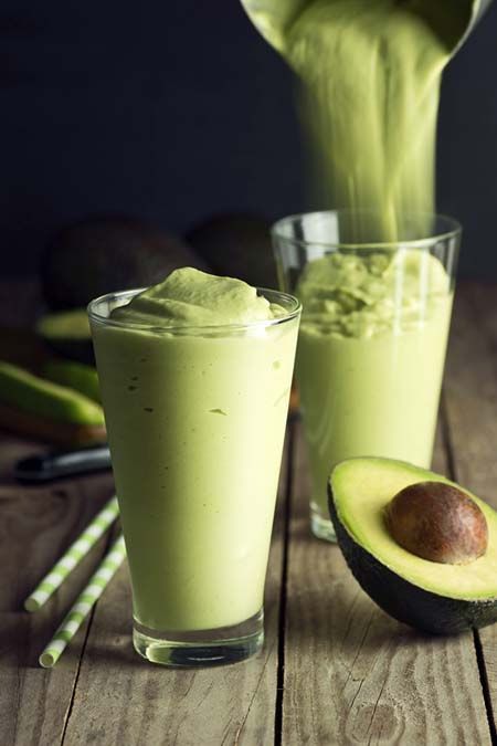 Banana Avocado Smoothie Recipe | Foodal.com Banana Avocado Smoothie, Toast Aperitif, Avocado Smoothie Recipe, Banana Avocado, Banana Splits, Avocado Dessert, Banana Drinks, Nutritious Smoothies, Avocado Salat