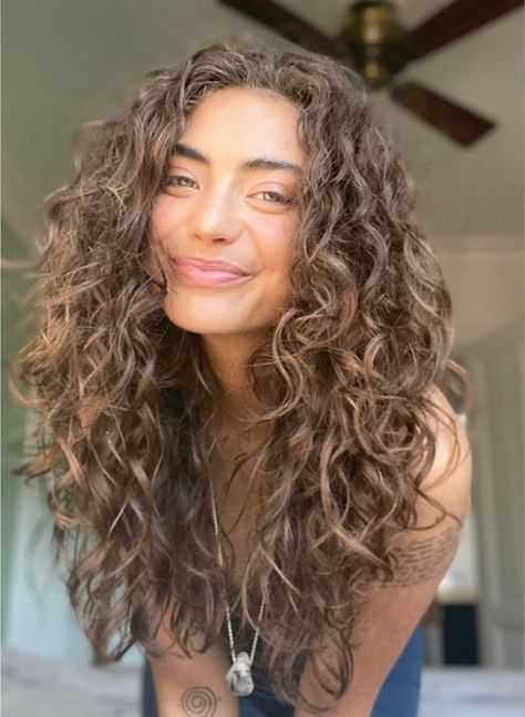 Natural Curly Hair Layers Long, Angles On Long Hair, Layer Curly Hair Long, Brunette Curly Hairstyles, Long Curly Hair With Layers Haircuts, Long Brown Curly Hair With Layers, Long Curly Hair Inspiration, 2b Curly Hair Color Ideas, Curly Long Layered Haircuts