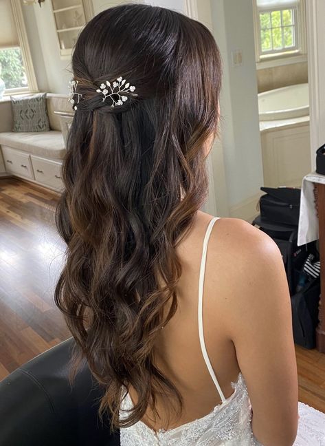 Half Up Half Down With Wavy Hair, Boho Style Wedding Bouquet, Bridal Hair Down Waves, Bridesmaid Hairstyles Front View, Simple Prom Hair Medium Length, Bridal Hair And Makeup Brunette, Bridesmaid Hairstyles Half Up Half Down Medium, Debs Hairstyles, Wedding Hair Brunette