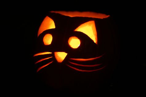 Kitty Jack-o-Lantern....or the little ones... Halloween crafts DIY halloween Cat Pumpkin Carving, Jack O Lanterns, Pumpkin Carvings, Lantern Ideas, Carved Pumpkin, Zucca Halloween, Halloween Pumpkins Carvings, Holiday Halloween, Cat Pumpkin