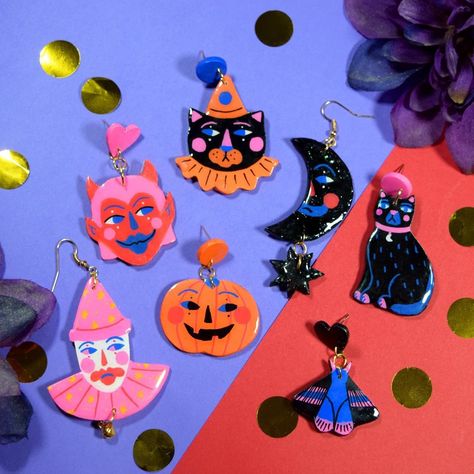 Gem D'Souza on Instagram: “🎃 SHOP UPDATE & HALLOWEEN GIVEAWAY 🎃 I’ve just updated my Etsy shop with a bunch of new spooky earrings and pins! I’ve got pumpkins, cats,…” Polymer Clay Halloween Jewelry, Halloween Earrings Clay, Diy Halloween Earrings, Halloween Polymer Clay Earrings, Halloween Earrings Polymer Clay, Halloween Polymer Clay, Spooky Jewelry, Shrinky Dink Crafts, Spooky Earrings