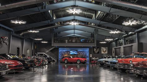 Garage Inside House, Car Garage Design Interior, Big Garage Ideas, Car Collection Garage, Auto Garage Design, Luxury Car Garage Design, Car Shop Garage, Supercar Garage, Luxurious Garage