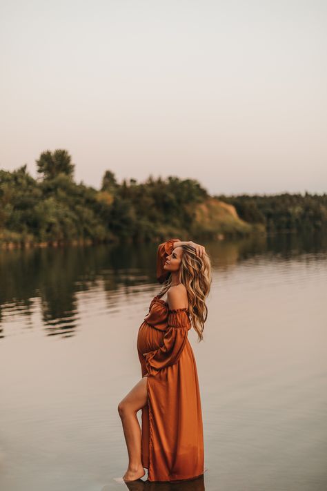 Fall Maternity Shoot, Fall Maternity Pictures, Beach Maternity Pictures, Photo Shoot Poses, Maternity Picture Outfits, Photo Bb, Pregnancy Photo Shoot, Fall Maternity Photos, Maternity Photography Poses Outdoors