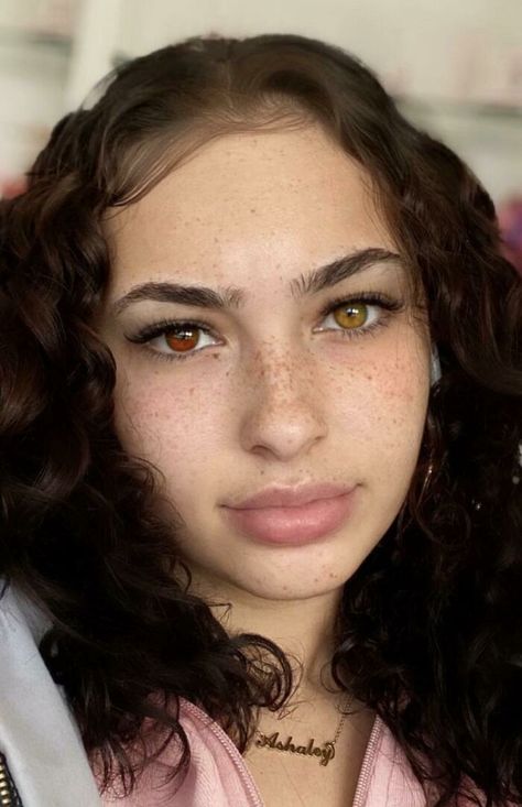 Heterochromia Rare Eye Colors, Rare Eyes, Unique People, Pretty Eyes, Dream Hair, Pretty Selfies, Beautiful Eyes, Eye Color, Some People