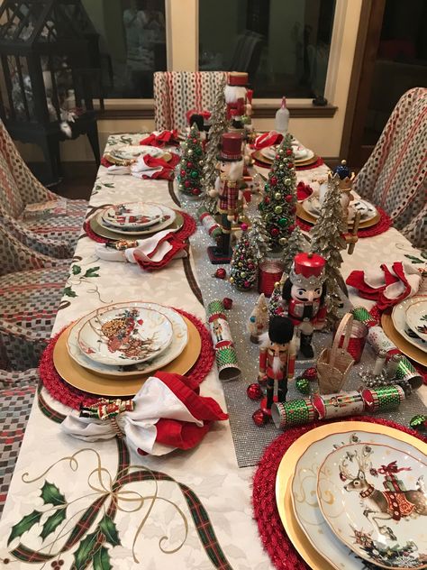 Nutcracker Christmas Table Decor, Nutcracker Table Setting, Nutcracker Tablescapes, Christmas Table Scapes, Christmas Event Ideas, Christmas Dinner Table Settings, Christmas Table Decor, Christmas Dining Table, Christmas Dinner Table