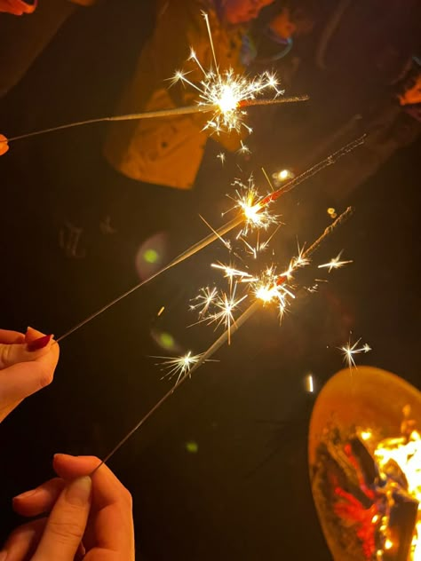 Golden Fireworks Aesthetic, Autumn Birthday Aesthetic, Sparklers Aesthetics, Fire Works Aesthetic, Firework Sparklers, Pretty Fireworks, Daylight Aesthetic, Firework Aesthetic, Firework Festival