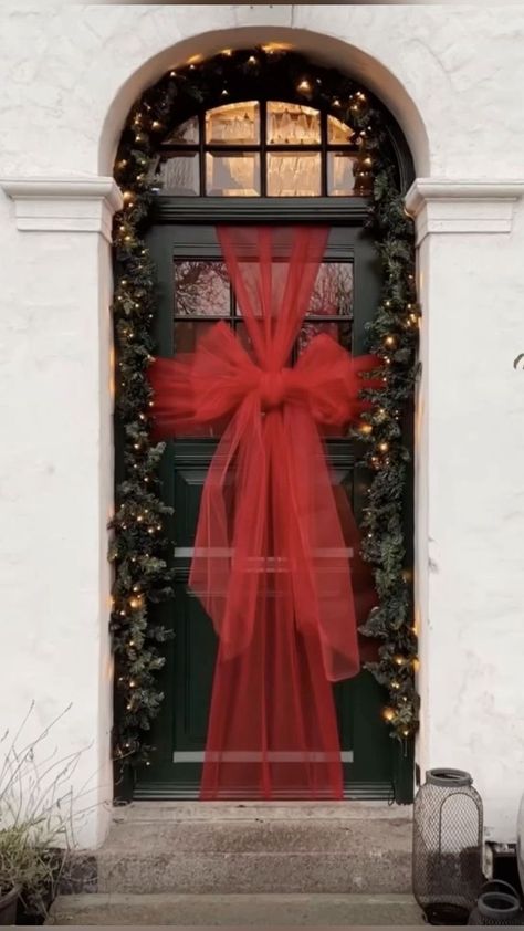 Christmas Decoration 2023/2024, Christmas Bow Front Door, Large Christmas Wall Decor, Ceiling Christmas Decor, Green And Red Christmas Decor, Fall Porch Ideas, Christmas Decor Trends, Christmas Themes Decorations, Christmas Decor Inspiration