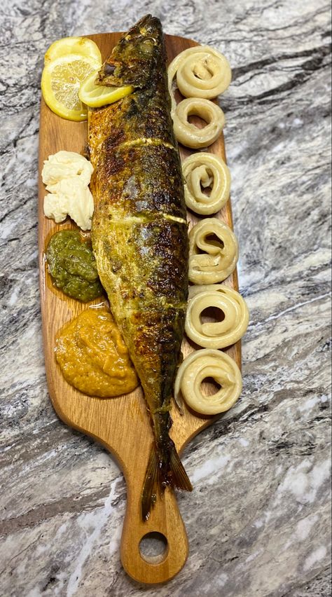 Grilled mackerel using Cameroon spices served with pepper sauce, miondo(made from cassava/yuca root, mayonnaise, green seasoning sauce and lemon slices. Congo Food, Cameroonian Food, Grilled Mackerel, African Foods, African Dishes, African Recipes, Grilled Fish, African Food, Health Food