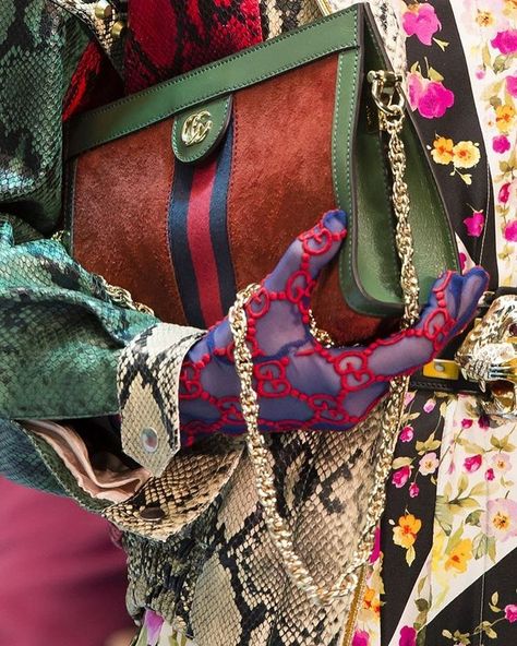 Gucci Fashion Show, Tas Lv, Haute Couture Style, Tulle Gloves, Mode Editorials, Fashion Week 2018, Winter Mode, Milano Fashion Week, Gucci Fashion