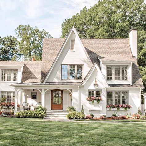 Niña on Instagram: “When you feel welcomed just by looking at the outside of a house. I bet the inside is just as gorgeous!  That’s how I want the new house to…” Brick Paint Colors, Brick Cottage, Painted Brick House, Brown Roof, Solid Brick, Brick Veneer, Best Paint Colors, White Paint Colors, Brick Colors