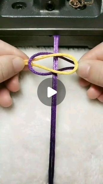 Crochet Friendship Band, Quick Bracelets Diy, Bracelet Making Tutorial Videos, Macrame Jewelry Diy, Handmade Jewelry Diy Bracelets, Craft Bracelets, Diy Friendship Bracelets Easy, Cord Bracelet Diy, Bracelet Making Tutorial