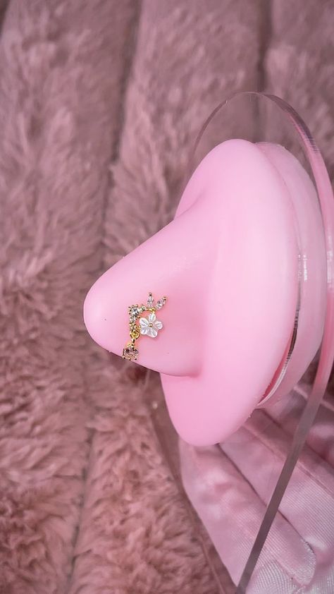 Flower Nose Stud, Cute Nose Piercings, Nose Ring Jewelry, Pretty Nose, Nose Piercing Stud, Dope Jewelry Accessories, Belly Piercing Jewelry, Pretty Ear Piercings, Nose Piercing Jewelry