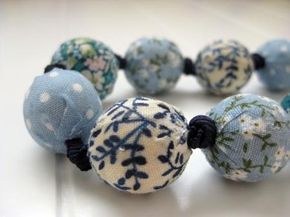 Textile Jewelry How To Make, Fabric Necklace Diy, Beads Tutorial, Wood Beads Diy, Diy Fabric Jewellery, Fiber Art Jewelry, Fiber Jewelry, Fabric Necklace, Fabric Accessories