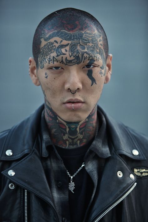 Pretty Face Tattoos, Tattoo Korean, Mens Face Tattoos, Male Models Tattoo, Look Hip Hop, 42 Tattoo, Estilo Cyberpunk, Estilo Punk Rock, Model Tattoo