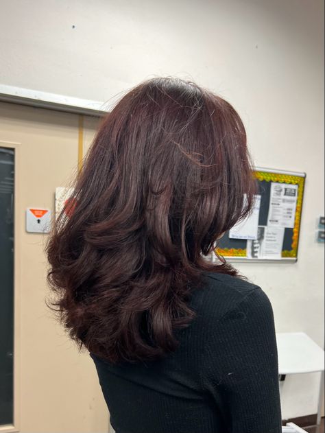 Layers On Medium Length Hair Wavy, Face Framing Layers Medium Short Hair, Chocolate Brown Hair 90s Layers, Long Layers On Short Hair Mid Length, Light Layered Hair Medium, Wavy Short Layered Hair, Butterfly Haircut Short Hair Wavy, Butterfly Cut Mid Length Hair, Lots Of Layers Short Hair