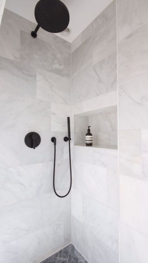 Tapware Bathroom, Drømme Bad, White Marble Shower, Black Tapware, Dekorere Bad, Marble Bathroom Floor, Marble Showers, Bad Inspiration, Bathroom Tile Designs