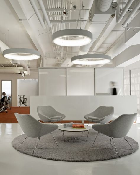 Standard Studio has developed a new office design for industrial design firm Ammunition which is located in San Francisco, California. Office Reception Seating, Industri Modern, Corporate Office Design, Office Space Design, Office Lounge, Modern Office Design, Corporate Interiors, Office Reception, Bureau Design