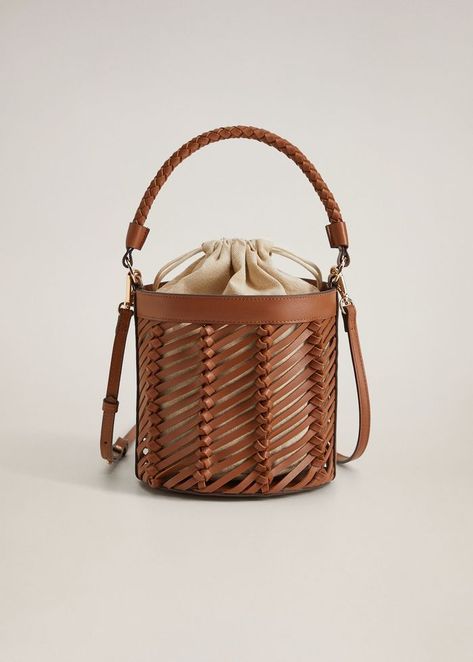 Mango Woven Bucket Bag Diy En Cuir, Sacs Design, Bucket Purse, Stylish Purse, Mango Outlet, Straw Bags, Leather Weaving, Basket Bag, 가을 패션