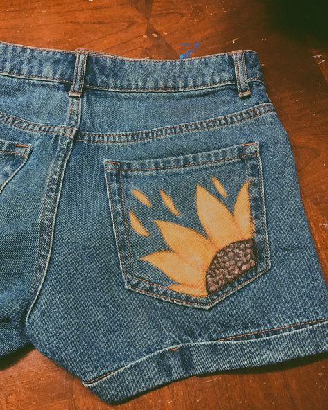 painted a lil sunflower on the pocket of my shorts 🌞🌻✨ Denim Kunst, Painted Shorts, Diy Pants, Painted Clothes Diy, Haine Diy, Diy Jeans, Denim Art, Painted Jeans, Kleidung Diy