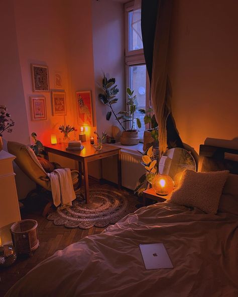 @interioryesplz • Instagram photos and videos Cozy Fairy Lights Aesthetic, Uni Accommodation, Cosy Evening, Bedroom Stuff, Uni Room, Viborg, Apartment Decoration, Apt Ideas, College Room