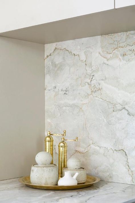 Slab Kitchen Backsplash, Calcutta Gold Marble Kitchen, Gold Tiles Kitchen, Backsplash Black Granite, Marble Slab Backsplash, Coastal Kitchen Lighting, Slab Backsplash, White And Gold Marble, Marble Backsplash Kitchen