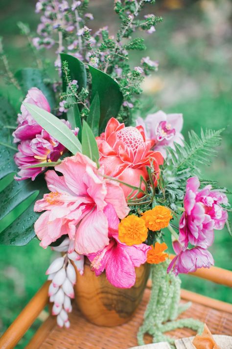 Hawaiian Bouquet, Boho Garden Wedding, Jungle Backdrop, Boho Shoot, Hibiscus Wedding, Hawaiian Gardens, Tropical Floral Arrangements, Tropical Wedding Flowers, Luau Wedding