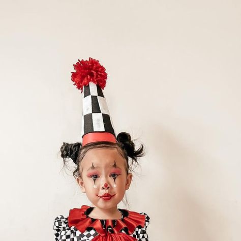 AMETHYST on Instagram: "This little CLOWN of mine…I’m gonna let it shine✨ Swipe for all the clown faces🤡 I love so much! . . . . . . . . #clowncostume #babycostume #toddlerhood #halloweenfun #spookycute #diycostume #diyhalloweencostume #trendybabies diy costumes toddler motherhood" Family Of Clowns Costume, Toddler Clown Makeup, Toddler Clown Costume Girl, Kid Clown Makeup, Diy Clown Costume Kids, Kids Clown Makeup, Toddler Clown Costume, Circus Costume Diy, Diy Clown Costume