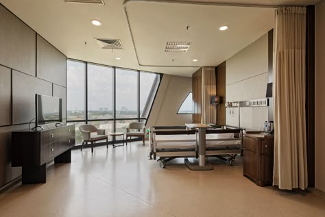 Gallery of Pondok Indah Bintaro Jaya Hospital / Silver Thomas Hanley - 13 Private Hospital Room Luxury, Hospital Vip Room Interior Design, Hospital Luxury, Private Hospital Room, Patient Room Design, Hospital Room Design, Luxury Hospital, Hospital Design Architecture, Hospital Ideas