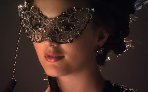 Blair Waldorf Aesthetic, Mask Ball, Masquerade Prom, Gossip Girl Blair, Masquerade Wedding, Vampire Masquerade, Nate Archibald, Mask Dance, Masked Ball