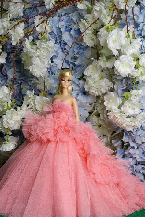 Barbie Types, Bridal Barbie, Gown Outfit, Куклы American Girl, Dress Barbie Doll, Barbie Dresses, Fashion Design Books, Plus Size Wedding Dress, Party Frocks