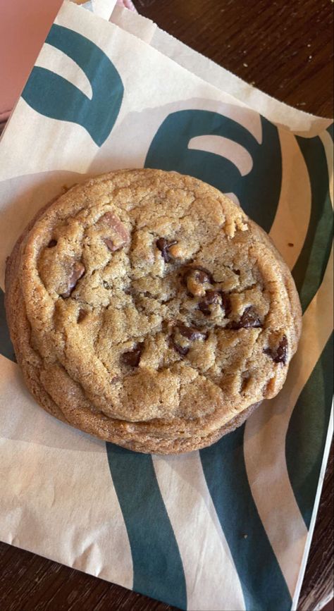 Starbucks Snacks, Starbucks Bakery, Starbucks Desserts, Starbucks Chocolate Chip Cookies, Starbucks Treats, Starbucks Cookie, Cookie Aesthetic, Jumbo Cookies, Starbucks Food