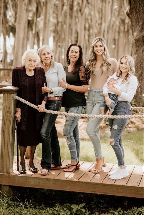 Four Generation Pictures, Generation Pictures, Moody Rustic, Extended Family Photos, Generation Photo, Group Poses, Family Picture Poses, Photoshoot Pose, Photo Family