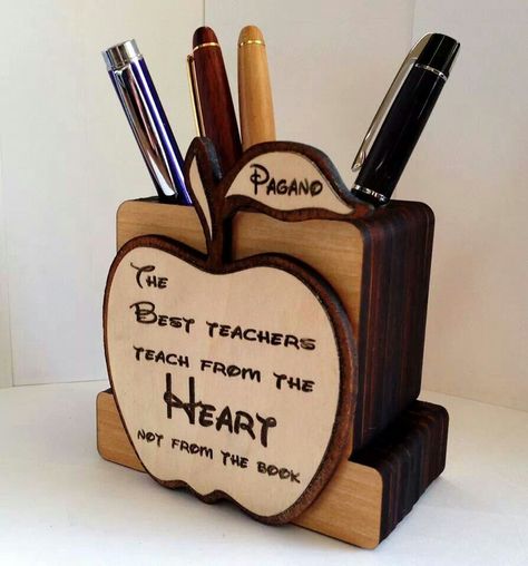 Hometown Design, Gifts Laser Cut, Personalized Wooden Letters, Wood Pen Holder, Wood Laser Ideas, Wooden Apple, Personalized Pen, Personalized School Supplies, Teacher Appreciation Gifts Diy