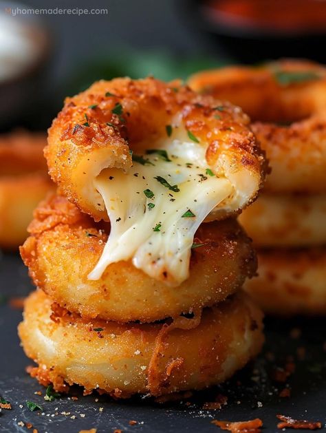 Cheesy Onion Rings Recipe, Cheese Stuffed Onion Rings, Mozzarella Onion Rings, Mozzarella Onion Rings Recipe, Homemade Air Fryer Onion Rings Recipe, Home Made Onion Rings Easy, Candy Cheesecake, French Toast Bites, Onion Rings Recipe