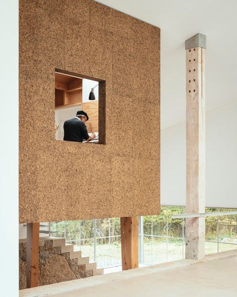 Applying Exposed Cork in Interior Architecture | ArchDaily Cork Panels, Inside Art, Cladding Materials, Agricultural Buildings, British Architecture, Cork Wall, Cosy Spaces, Design Apartment, Exterior Cladding