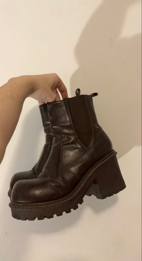 90s Steve Madden Shoes, Shoes For Brown Outfit, Vintage Steve Madden Boots, Steve Madden Brown Boots, Platform Brown Boots, Platform Boots Outfit Ideas, Brown Chunky Boots, 90s Platform Boots, Platform Boots Outfit