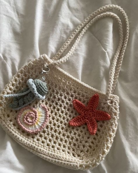 ocean crochet bag • Instagram Crochet Starfish, Crochet Mignon, Confection Au Crochet, Crochet Shoulder Bag, Crochet Business, Crochet Design Pattern, Crochet Clothing And Accessories, Crochet Simple, Crochet Fashion Patterns