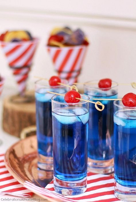 Blue Alcoholic Drinks, Red White Blue Party, Summer Party Drink, Cocktail Bleu, 4th Of July Cocktails, Party Drinks Alcohol, Nautical Themed Party, Party Tablescapes, Blue Cocktails