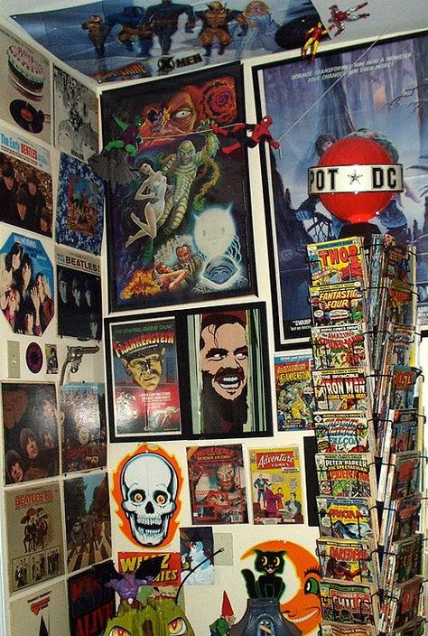 Comic Book Bathroom, Room Ideas Horror, Comic Book Man Cave, Man Cave Aesthetic, Geek Room Ideas, Comic Book Bedroom, Horror Room Ideas, Nerd Bedroom, Horror Bedroom