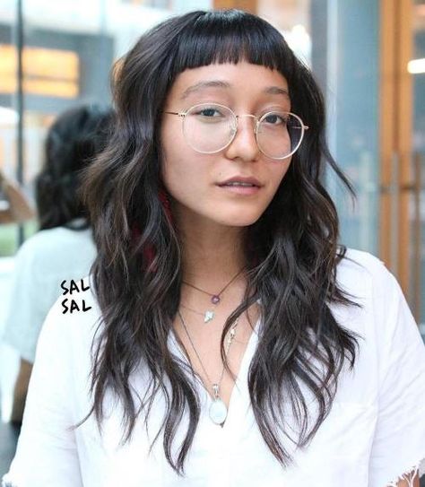 Long Wavy Hairstyle With Extremely Short Bangs Superkurzer Pixie, Baby Bangs Long Hair, Ashy Blonde Balayage, Very Short Bangs, Bangs And Glasses, Haircuts For Long Hair With Layers, Side Bangs Hairstyles, Baby Pony, Baby Bangs