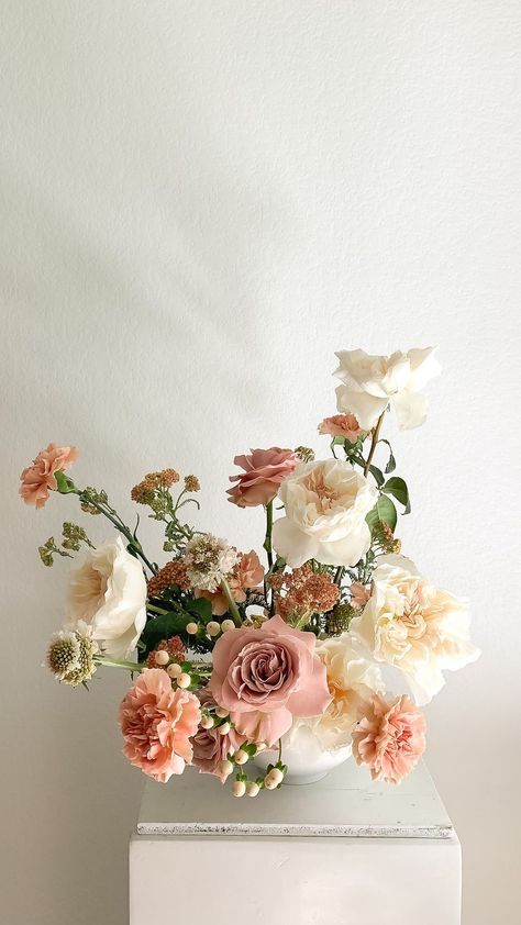 idamayesfloral on Instagram: Portrait bouquet leftovers. @austinflowerco : EUGENIE Rose Cappuccino Rose Cappuccino Carnations Hypericum Berries Scabiosa… Cappuccino Rose, Carnation Centerpieces, Carnation Wedding, Carnation Bouquet, Neutral Wedding Flowers, Hypericum Berries, Instagram Portrait, Arch Flowers, Carnation Flower